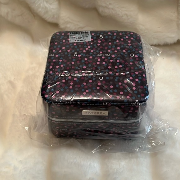 🖤🖤PRICE DROP🖤🖤NWOT💜DOTERRA💜ZIPPER STORAGE CASE💜6 ROLLER BOTTLES &16 OILS - Picture 4 of 7